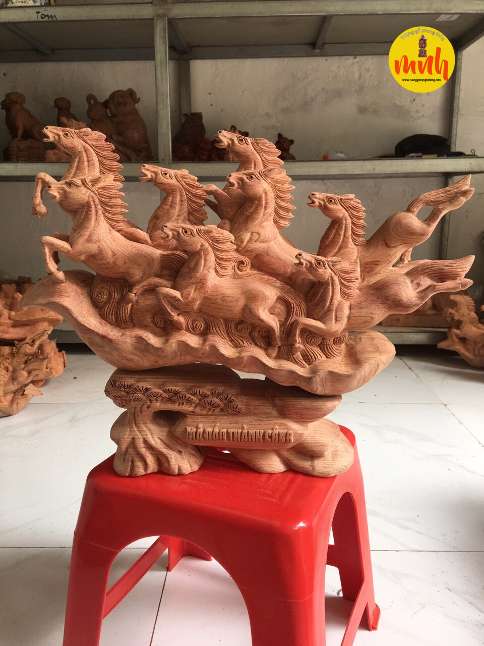 Tượng Bát Mã Phi Thiên Gỗ Hương Đá